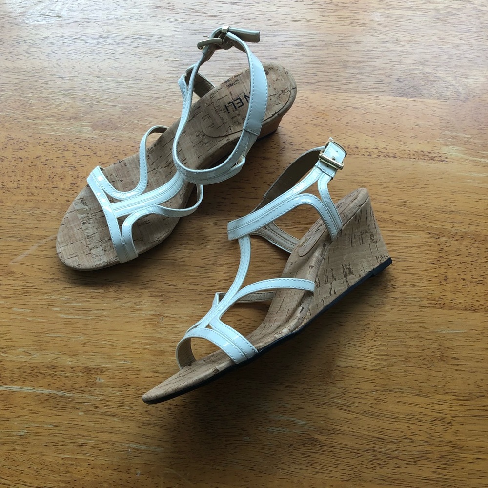 Vaneli White Wedges